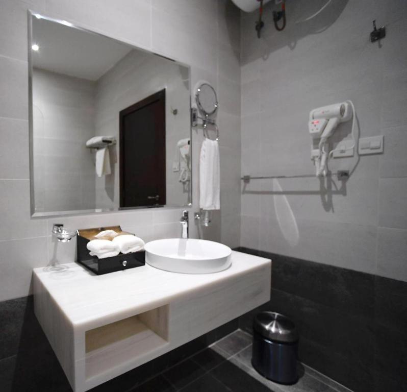 Celine Serviced Al Malqa Aparthotel 4*